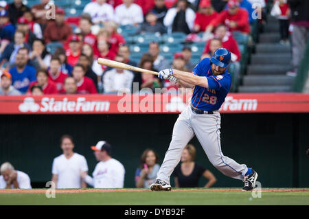 Anaheim, CA, USA. 12. April 2014. 12. April 2014 - Anaheim, CA, Vereinigte Staaten von Amerika - New York Mets zweiter Basisspieler Daniel Murphy (28) Fledermäuse während der MLB-Spiel zwischen den New York Mets und Los Angeles Angels Engel Stadium in Anaheim, CA. Credit: Csm/Alamy Live-Nachrichten Stockfoto