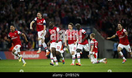 London, Großbritannien. 12. April 2014. Spieler von Arsenal feiern Sieg nach Elfmeterschießen des FA-Cup Halbfinale Spiel zwischen Arsenal und Wigan Athletic im Wembley Stadion in London, Großbritannien, am 12. April 2014. Arsenal avancierte zum Finale mit 4: 2 im Elfmeterschießen nach einem 1: 1-Unentschieden zu gewinnen. © Wang Lili/Xinhua/Alamy Live-Nachrichten Stockfoto