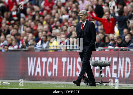 London, Großbritannien. 12. April 2014. Arsene Wenger, Manager von Arsenal, blickt auf während der FA-Cup Halbfinale zwischen Arsenal und Wigan Athletic im Wembley Stadion in London, Großbritannien, am 12. April 2014. Arsenal avancierte zum Finale mit 4: 2 im Elfmeterschießen nach einem 1: 1-Unentschieden zu gewinnen. © Wang Lili/Xinhua/Alamy Live-Nachrichten Stockfoto