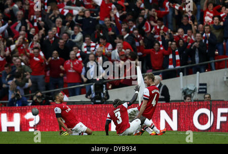 London, Großbritannien. 12. April 2014. Per Mertesacker (R) von Arsenal feiert scoring während der FA-Cup Halbfinale zwischen Arsenal und Wigan Athletic im Wembley Stadion in London, Großbritannien, am 12. April 2014. Arsenal avancierte zum Finale mit 4: 2 im Elfmeterschießen nach einem 1: 1-Unentschieden zu gewinnen. © Wang Lili/Xinhua/Alamy Live-Nachrichten Stockfoto