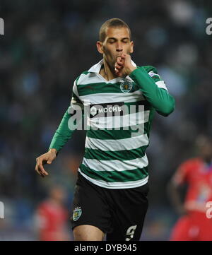 Lissabon, Portugal. 12. April 2014. Sporting Islam Slimani feiert scoring während der portugiesischen Liga Fußballspiel gegen Gil Vicente in Lissabon, Portugal, am 12. April 2014. Sportlich gewann das Spiel 2: 0. Bildnachweis: Zhang Liyun/Xinhua/Alamy Live-Nachrichten Stockfoto