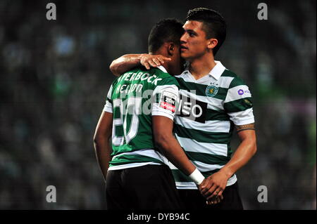 Lissabon, Portugal. 12. April 2014. Die sportliche Heldon Ramos (L) feiert erzielte mit seinem Teamkollegen während der portugiesischen Liga Fußballspiel gegen Gil Vicente in Lissabon, Portugal, am 12. April 2014. Sportlich gewann das Spiel 2: 0. Bildnachweis: Zhang Liyun/Xinhua/Alamy Live-Nachrichten Stockfoto