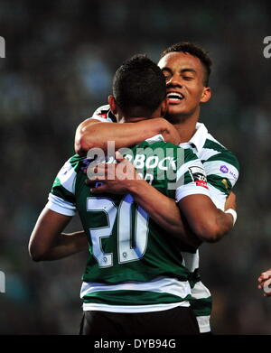 Lissabon, Portugal. 12. April 2014. Die sportliche Heldon Ramos (L) feiert erzielte mit seinem Teamkollegen während der portugiesischen Liga Fußballspiel gegen Gil Vicente in Lissabon, Portugal, am 12. April 2014. Sportlich gewann das Spiel 2: 0. Bildnachweis: Zhang Liyun/Xinhua/Alamy Live-Nachrichten Stockfoto