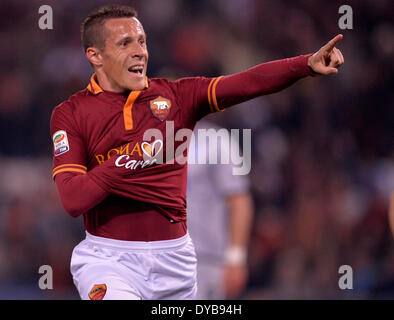 Rom, Italien. 12. April 2014. ALS Roma Rodrigo Taddei scoring während der italienischen Serie A-Fußballspiel gegen Atalanta Bergamo im Olympiastadion in Rom, Italien, 12. April 2014 feiert. ALS Roma 3: 1 gewonnen. Bildnachweis: Alberto Lingria/Xinhua/Alamy Live-Nachrichten Stockfoto