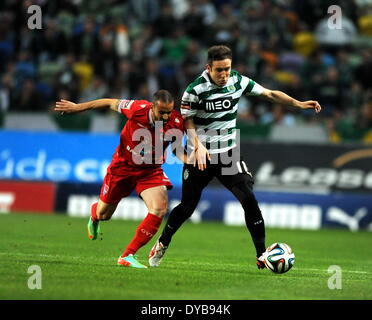 Lissabon, Portugal. 12. April 2014. Die sportliche Diego Capel (R) wetteifert um den Ball während der portugiesischen Liga Fußballspiel gegen Gil Vicente in Lissabon, Portugal, am 12. April 2014. Sportlich gewann das Spiel 2: 0. Bildnachweis: Zhang Liyun/Xinhua/Alamy Live-Nachrichten Stockfoto