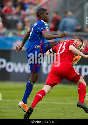 Toronto, Kanada. 12. April 2014. Steven Caldwell (R) des Toronto FC wetteifert mit Edson Buddle von Colorado Rapids während ihrem 2014 Spiel der Major League Soccer (MLS) in Toronto, Kanada, 12. April 2014. Toronto FC verliert 0: 1. Bildnachweis: Zou Zheng/Xinhua/Alamy Live-Nachrichten Stockfoto