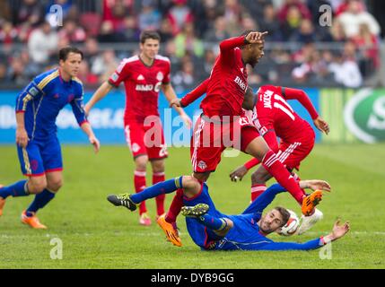 Toronto, Kanada. 12. April 2014. Jeremy Hall(3rd, R) des Toronto FC wetteifert mit Jose Mari (unten) von Colorado Rapids während ihrem 2014 Spiel der Major League Soccer (MLS) in Toronto, Kanada, 12. April 2014. Toronto FC verliert 0: 1. Bildnachweis: Zou Zheng/Xinhua/Alamy Live-Nachrichten Stockfoto