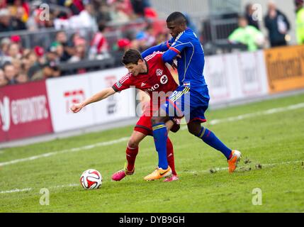 Toronto, Kanada. 12. April 2014. Mark Bloom (L) des Toronto FC wetteifert mit Edson Buddle von Colorado Rapids während ihrem 2014 Spiel der Major League Soccer (MLS) in Toronto, Kanada, 12. April 2014. Toronto FC verliert 0: 1. Bildnachweis: Zou Zheng/Xinhua/Alamy Live-Nachrichten Stockfoto