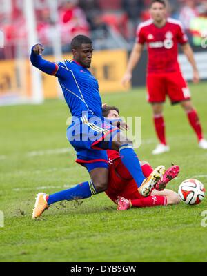 Toronto, Kanada. 12. April 2014. Mark Bloom (C) des Toronto FC wetteifert mit Edson Buddle (L) von Colorado Rapids während ihrem 2014 Spiel der Major League Soccer (MLS) in Toronto, Kanada, 12. April 2014. Toronto FC verliert 0: 1. Bildnachweis: Zou Zheng/Xinhua/Alamy Live-Nachrichten Stockfoto