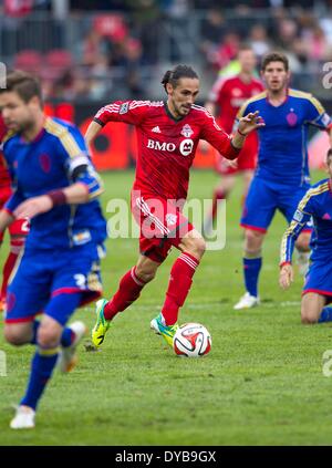 Toronto, Kanada. 12. April 2014. Issey Nakajima-Farran (C) des Toronto FC durchbricht während ihr 2014 Major League Soccer (MLS)-Match gegen die Colorado Rapids in Toronto, Kanada, 12. April 2014. Toronto FC verliert 0: 1. Bildnachweis: Zou Zheng/Xinhua/Alamy Live-Nachrichten Stockfoto