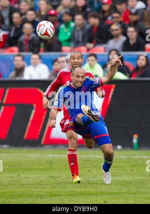 Toronto, Kanada. 12. April 2014. Nick LaBrocca(Front) von Colorado Rapids kickt den Ball während ihres 2014 Major League Soccer (MLS) Spiel gegen Toronto FC in Toronto, Kanada, 12. April 2014. Toronto FC verliert 0: 1. Bildnachweis: Zou Zheng/Xinhua/Alamy Live-Nachrichten Stockfoto