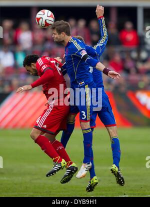 Toronto, Kanada. 12. April 2014. Dwayne De Rosario (L) des Toronto FC wetteifert mit Drew Moor (C) von Colorado Rapids während ihrem 2014 Spiel der Major League Soccer (MLS) in Toronto, Kanada, 12. April 2014. Toronto FC verliert 0: 1. Bildnachweis: Zou Zheng/Xinhua/Alamy Live-Nachrichten Stockfoto