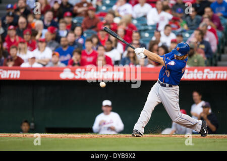 Anaheim, CA, USA. 12. April 2014. 12. April 2014 - Anaheim, CA, Vereinigte Staaten von Amerika - New York Mets Shortstop Omar Quintanilla (0) Fledermäuse während der MLB Spiel zwischen den New York Mets und Los Angeles Angels Engel Stadium in Anaheim, CA. Credit: Csm/Alamy Live-Nachrichten Stockfoto