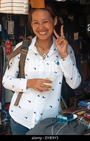 Eine lächelnde Frau Käufer auf dem Markt von Kratie, Kambodscha Stockfoto