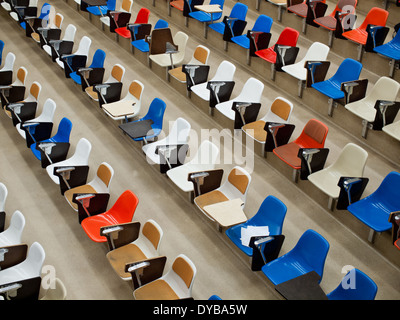 Leere Sitze in einem Hörsaal in der Gunning / Lemieux Chemie Centre an der University of Alberta in Edmonton, Kanada. Stockfoto