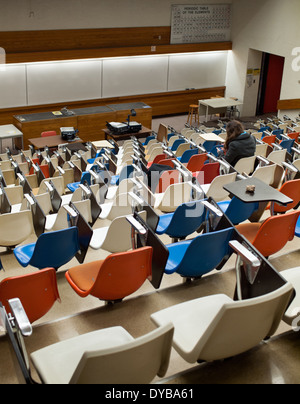 Eine hübsche, Brünette Studentin sitzt in einer leeren Hörsaal an der University of Alberta in Edmonton, Alberta, Kanada. Stockfoto