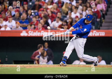 Anaheim, CA, USA. 12. April 2014. 12. April 2014 - Anaheim, CA, Vereinigte Staaten von Amerika - New York Mets First Baseman Lucas Duda (21) Fledermäuse während der MLB-Spiel zwischen den New York Mets und Los Angeles Angels Engel Stadium in Anaheim, CA. Credit: Csm/Alamy Live-Nachrichten Stockfoto