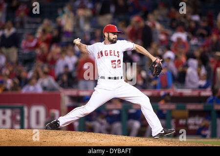 Anaheim, CA, USA. 12. April 2014. 12. April 2014 - Anaheim, CA, Vereinigte Staaten von Amerika - Los Angeles Angels ab Krug Matt Shoemaker (52) Stellplätze während der MLB-Spiel zwischen den New York Mets und Los Angeles Angels Engel Stadium in Anaheim, CA. Credit: Csm/Alamy Live-Nachrichten Stockfoto