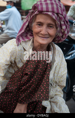 Frau Standbesitzer auf dem Markt von Kratie, Kambodscha Stockfoto