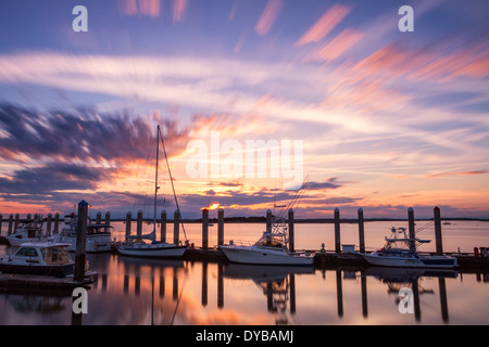 Langzeitbelichtung Sonnenuntergang am Fluss, Fernandina Beach, Florida Stockfoto