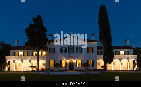 Kran-Ferienhaus in der Dämmerung auf Jekyll Island in Georgia. Stockfoto