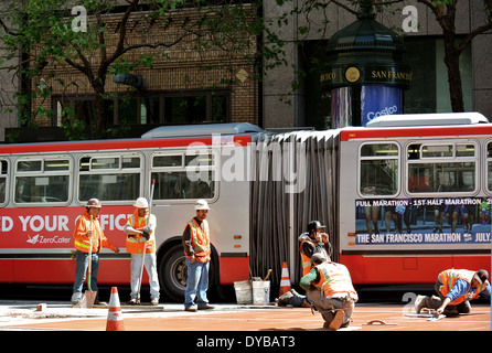 Muni Arbeitnehmer Arbeit an Bushaltestelle in San Francisco Zement Stockfoto