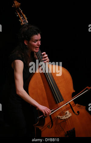 Frankfurt am Main, Deutschland. 12. April 2014. Pauline Dupuy führt französische Chansons von Georges Brassens im internationalen Theater in Frankfurt am Main, Deutschland, 12. April 2014. Zu den swingenden Klängen von ihrem Kontrabass interpretiert Pauline Dupuy, Georges Brassens, der Meister der literarischen anspruchsvolle französische Chansons, mit einer weiblichen Stimme, seine bekannten Texte im internationalen Theater am Samstagabend eine neue Dimension hinzufügen. Bildnachweis: Luo Huanhuan/Xinhua/Alamy Live-Nachrichten Stockfoto