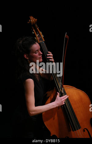 Frankfurt am Main, Deutschland. 12. April 2014. Pauline Dupuy führt französische Chansons von Georges Brassens im internationalen Theater in Frankfurt am Main, Deutschland, 12. April 2014. Zu den swingenden Klängen von ihrem Kontrabass interpretiert Pauline Dupuy, Georges Brassens, der Meister der literarischen anspruchsvolle französische Chansons, mit einer weiblichen Stimme, seine bekannten Texte im internationalen Theater am Samstagabend eine neue Dimension hinzufügen. Bildnachweis: Luo Huanhuan/Xinhua/Alamy Live-Nachrichten Stockfoto