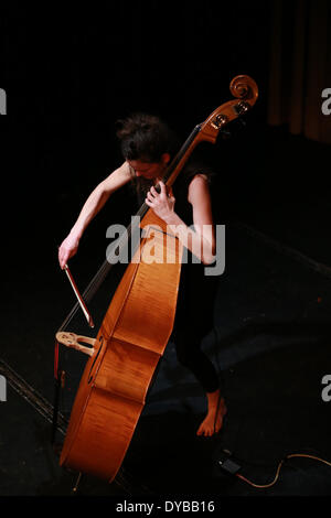 Frankfurt am Main, Deutschland. 12. April 2014. Pauline Dupuy führt französische Chansons von Georges Brassens im internationalen Theater in Frankfurt am Main, Deutschland, 12. April 2014. Zu den swingenden Klängen von ihrem Kontrabass interpretiert Pauline Dupuy, Georges Brassens, der Meister der literarischen anspruchsvolle französische Chansons, mit einer weiblichen Stimme, seine bekannten Texte im internationalen Theater am Samstagabend eine neue Dimension hinzufügen. Bildnachweis: Luo Huanhuan/Xinhua/Alamy Live-Nachrichten Stockfoto