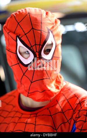 Jinan, China Shandong Provinz. 13. April 2014. Ein Bediensteter in Spiderman Anzug gekleidet ist während der 2014 Shandong Frühling Autoshow in Jinan, der Hauptstadt der ostchinesischen Provinz Shandong, 13. April 2014 gesehen. Die Ausstellung ist vom 10. April bis 13. © Feng Jie/Xinhua/Alamy Live-Nachrichten Stockfoto