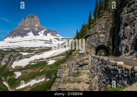 Wird die Sun Road mit Clements Berg- und Tunnel in der Nähe von Logan Pass im Glacier National Park, Montana, USA. Stockfoto