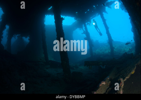 Taucher entdecken die Liberty Wrack, Tulamben, Bali, Indonesien. Stockfoto