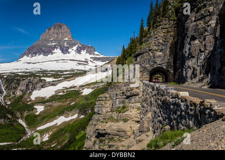 Wird die Sun Road mit Clements Berg- und Tunnel in der Nähe von Logan Pass im Glacier National Park, Montana, USA. Stockfoto