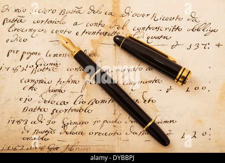 Füllfederhalter auf einem antiken handschriftlichen Brief Stockfoto