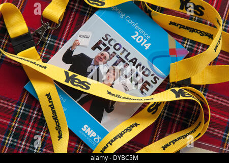 Aberdeen, Schottland, Vereinigtes Königreich. 12. April 2014. " Schottland die Zukunft ' ja Broschüre SNP Spring Conference im Exhibition and Conference Centre (AECC). Dies ist die letzte formelle Zusammenkunft vor dem Referendum am 18. September Kampagne für ein ja für die Unabhängigkeit Schottlands.  Die Konferenz zum 80. Jahrestag der Gründung der Partei, folgt die Veröffentlichung von "Schottlands Zukunft, einen detaillierten Entwurf für eine schottische nationale Parteienregierung, mit neuen Kräften zu liefern.  Bildnachweis: Mar Photographics/Alamy Live-Nachrichten Stockfoto