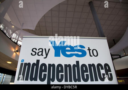 SNP Scottish Independence Party in Aberdeen, Schottland, Großbritannien. April 2014. Im Inneren der SNP-Frühjahrstagung im Messe- und Konferenzzentrum (AECC). Dies ist die letzte formelle Versammlung vor dem Referendum am 18. September, bei dem es um ein Ja-Votum für die Unabhängigkeit Schottlands geht. Die Konferenz anlässlich des 80. Jahrestages der Gründung der Partei folgt auf die Veröffentlichung von ‘Scotlands Zukunft, einem detaillierten Plan für eine Regierung der schottischen Nationalpartei, die mit den neuen Mächten liefern soll. Stockfoto