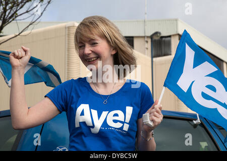 Aberdeen, Schottland, Vereinigtes Königreich. 12. April 2014... Claire Thain von Tain, Aye T-shirt, bei der SNP-Frühjahrskonferenz im Exhibition and Conference Centre (AECC) tragen. Dies ist die letzte formelle Zusammenkunft vor dem Referendum am 18. September Kampagne für ein ja für die Unabhängigkeit Schottlands.  Die Konferenz zum 80. Jahrestag der Gründung der Partei, folgt die Veröffentlichung von "Schottlands Zukunft, einen detaillierten Entwurf für eine schottische nationale Parteienregierung, mit neuen Kräften zu liefern.  Bildnachweis: Mar Photographics/Alamy Live-Nachrichten Stockfoto