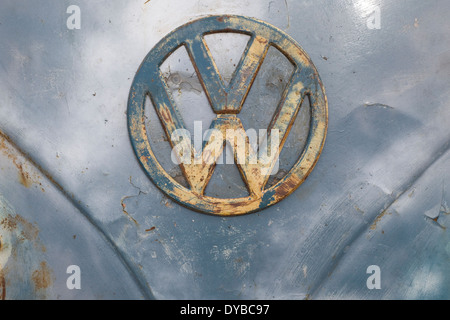 VW-Emblem auf eine Ratte suchen Camper auf dem Santa Pod Raceway-England Stockfoto