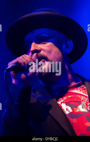 Mailand Italien. 12. April 2014. Der englische Singer-Songwriter BOY GEORGE führt live im Music Club Magazzini Generali während der "This Is What I Do Tour 2014" Credit: Rodolfo weitertransferiert/Alamy Live News Stockfoto