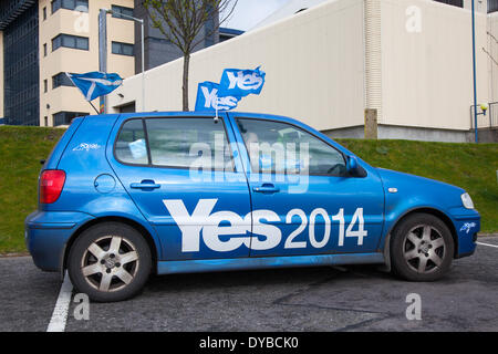 Aberdeen, Schottland, Großbritannien. April 2014... SNP-Frühjahrstagung im Messe- und Konferenzzentrum (AECC). Dies ist die letzte formelle Versammlung vor dem Referendum am 18. September, die für ein Yes 2014 Logo auf dem Auto kämpft; für Schottlands Unabhängigkeit stimmen. Die Konferenz anlässlich des 80. Jahrestages der Gründung der Partei folgt auf die Veröffentlichung von ‘SCotlands Zukunft, einem detaillierten Plan für eine Regierung der schottischen Nationalpartei, die mit den neuen Mächten liefern soll. Stockfoto