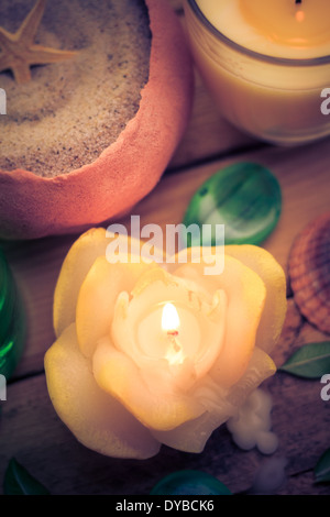 Spa-Konzept. Seesand mit Schale und Duftkerzen Stockfoto