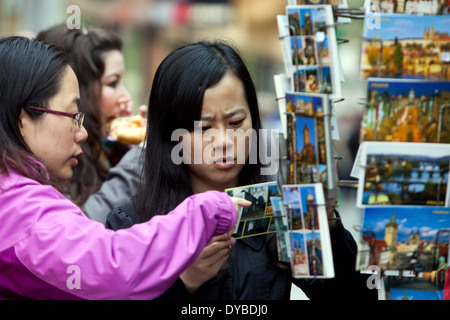 Auswahl von Souvenirs an den Verkaufsständen Prager Touristen Shopping Tschechische Republik Tourismus Asiatische Frauen Postkarten Stockfoto