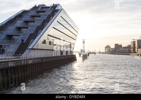 Bürogebäude "Dockland" von BRT Architekten Bothe Richter Teherani bei Sonnenuntergang in Hamburg, Deutschland im März 2014. Stockfoto