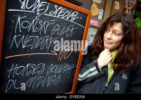 Pferde Gulasch, Knödel. Sonderangebot. Die Bar U Zavesenyho Kaffee Prag Tschechische Republik Stockfoto