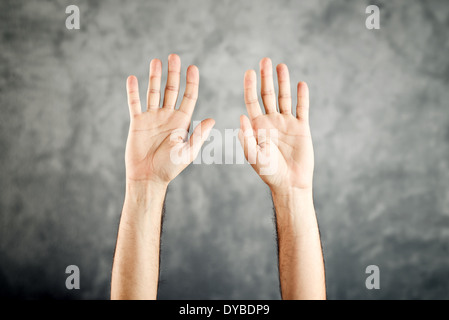 Kaukasische männlich offen Handzeichen für Verzicht auf Grunge Hintergrund Stockfoto