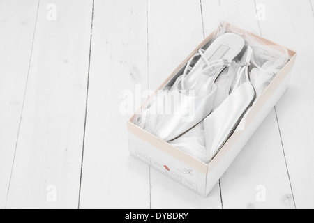 Nahaufnahme von Bräute weiße Hochzeit geschlossen Zehe Schuhe in einer box Stockfoto