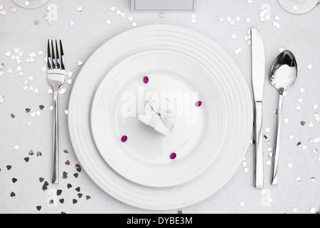 Tabellenanzeige mit Hochzeit zugunsten Box auf einem Teller Porzellan Hochzeit Stockfoto