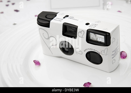 Einweg-weiße Hochzeit Kamera auf einer Hochzeitstafel. Stockfoto