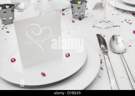 Hochzeit-Tisch-Display mit Tischkarten auf Porzellanteller Stockfoto