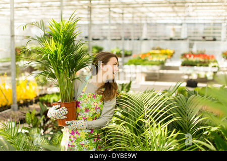 Junge Frau im Blumengarten Stockfoto